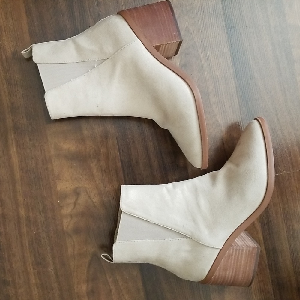 BP. Baylee Light Tan Faux Suede Heeled Side  Zippered Ankle Booties - 6M